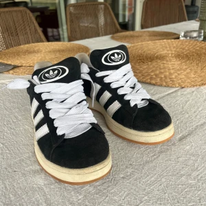 Adidas campus 00 - Säljer mina svarta campus då dom inte kommer till användning. Använt fåtal gånger!💓