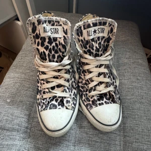 Leopard Converse - Säljer mina trendiga leopard converse! Äkta converse köpta secondhand. Inte använda så många gågner, lite smutsiga skosnören men dem går att tvätta. Säljer pga att dem inte kommer till mycket användning! St 39 men passar 38. Hör av er vid intresse💗