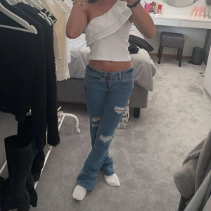 Jeans - Säljer mina jeans med hål som är använda få gånger😁jeansen är från hollister men slutsålda💞 