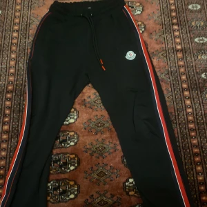 Moncler mjukis - Väldigt fina  Knappast använda Nytt skick