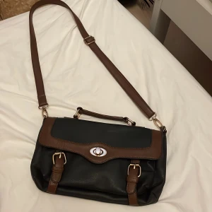 Handväska  - Vara skick. använd 4 gånger. Säljs för att jag inte använder den 