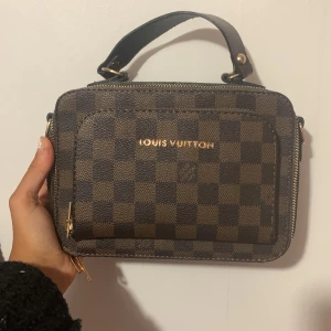 Helt ny väska, pris kan diskuteras - Den är i mycket bra skick och har stort utrymme. Jätte fin att ha till vardagen men även andra event. 