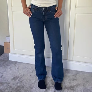 Mörkblåa jeans - Jättesnygga mörkblå lågmidjade jeans! Använda fåtal gånger. Köpta på BikBok. Nypris: 699kr💘