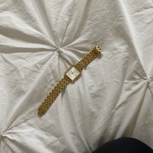 Klocka  - Guldig klocka från rosefield aldrig använd  Nypris ca 1200 jag säljer för 1000 då den aldrig är använd. 