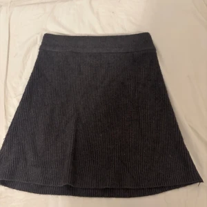 Kjol - Stickad kjol från Zara, använd 1 gång🩷