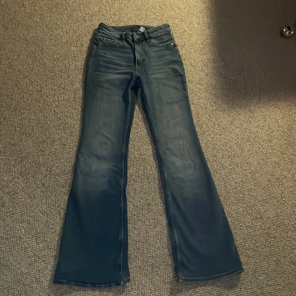 Säljer ett par snygga blå bootcut jeans (highwaist) från H&M Divided i storlek EUR 36 (US 4). säljer pga de aldrig kommer till användning och inte riktigt är min stil💕 . Jeans & Byxor.