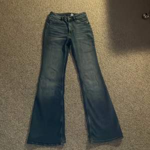 Säljer ett par snygga blå bootcut jeans (highwaist) från H&M Divided i storlek EUR 36 (US 4). säljer pga de aldrig kommer till användning och inte riktigt är min stil💕 