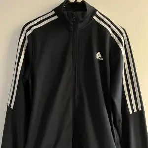 Säljer denna super fina adidas koftan pga den inte kommer till användning. Nypris: 570kr, den är i bra skick och ser ut som ny. För bättre bilder eller övriga frågor skicka dm!