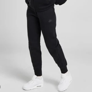 Svart sweatjacka från Nike - Säljer en svart sweatjacka från Nike Sportswear. Jackan har en dragkedja framtill och två fickor med dragkedja. Perfekt för träning eller vardagsbruk. Den är i nyskick och väldigt bekväm att ha på sig.