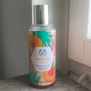 Parfym - Body & hair mist från Body Shop. Doft: apricot and agave🍑🍯 Lite sprejat.