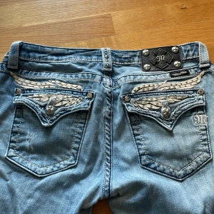 Ljusblå straight miss me jeans - Ljusblå straight miss me jeans i storlek 31. Bra skick förutom några små slitningar på ena låret och ena bakfickan. Köpta second hand i danmark. Midjemåttet är 42cm tvärsöver, innerbenslängden är 71cm. Skriv om du har frågor eller för fler bilder🩷