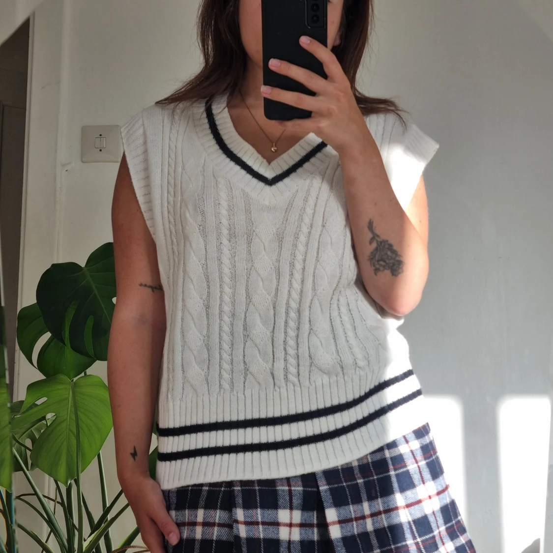 Vit stickad väst med svarta ränder - 91