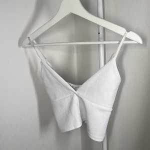 white crop top  - Använd 1 gång 