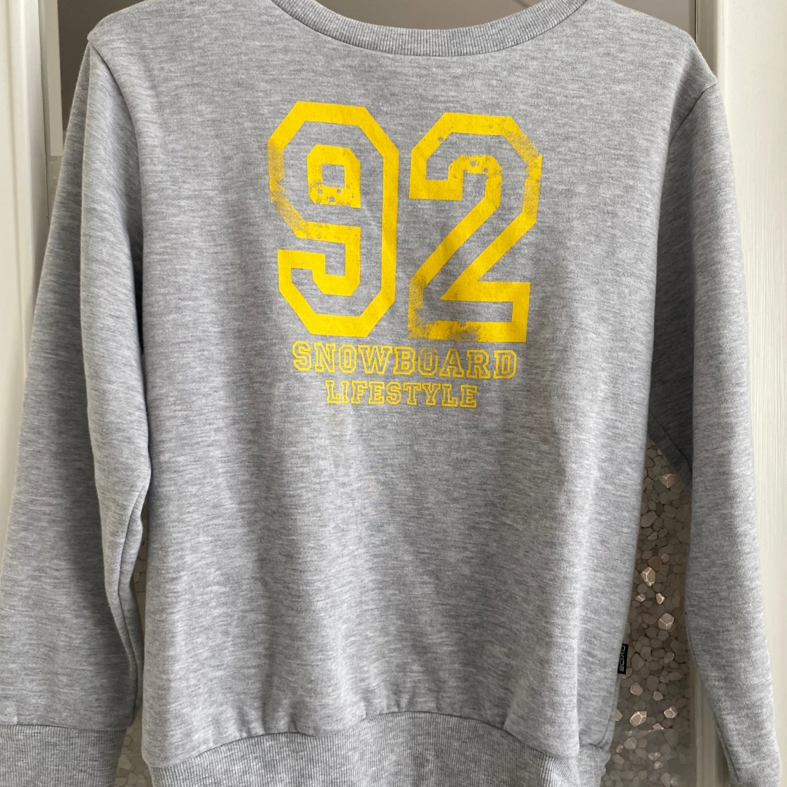 Grå sweatshirt med tryck