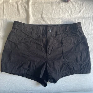 Lågmidjade Shorts - Jättefina lågmidjade shorts från H&M 🖤säljer pga att dem är tyvärr för små för mig. aldrig använda låg bara i min garderob