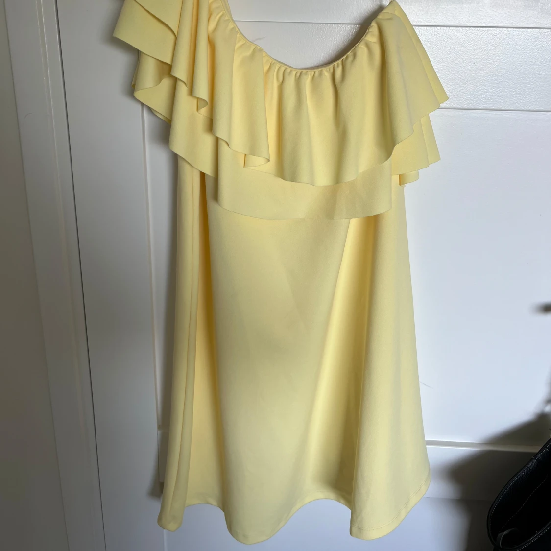 Gul volangklänning - 90