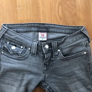 True religion jeans - Jättefina äkta true religion jeans i ljusgrå färg🤍Mycket bra skick och de är straight/bootcut modell🤍De är i storlek 25🤍Säljer dessa då de börjar bli för små och är nästan aldrig använda🤍