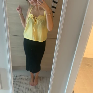 Gul topp - Egensydd gul topp, perfekt till sommaren☺️ materialet är bomull och den passar en xs till m (du kan justera den genom att knyta åt bandet där fram 🤩🩷