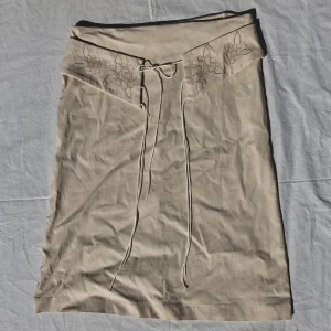 Midi skirt - Söt midi kjol med snörning på framsidan