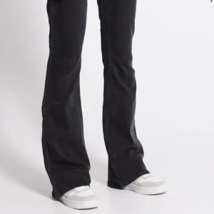 Svarta low bootcut jeans - Jag säljer nu dessa snygga jeans från lager 157 då jag inte använder de! Använda fåtal gånger och är supersnygga på! Nypris 400 säljer nu för 250kr 