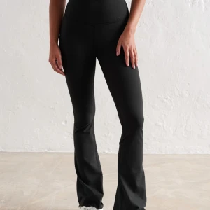 Aim’n yoga pants  - Aim’n Black Sense Flare Petite Tights Storlek S men skulle passa XS också  Använda ett fåtal gånger💗 Nypris 799 kr