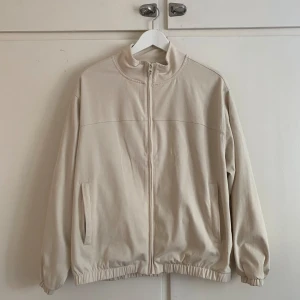  beige jacka - cool beige jacka från junkyard