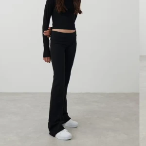 Svarta lågmidjade yoga pants från gina tricot! - Fina svarta yoga pants från gina tricot! Använda 3 ggr och har inga defekter (gina young)! Skriv för frågor!