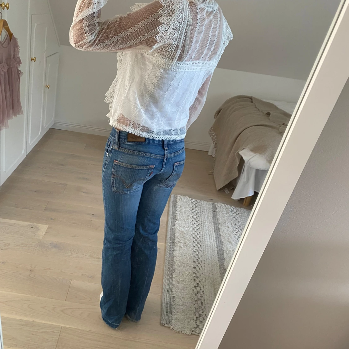 Vit spetsblus med volanger - 90