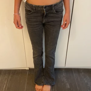 Svarta bootcut jeans - Säljer ett par svarta bootcut jeans i storlek dam S. De är i bra skick och har en liten slits längst ner💞💕