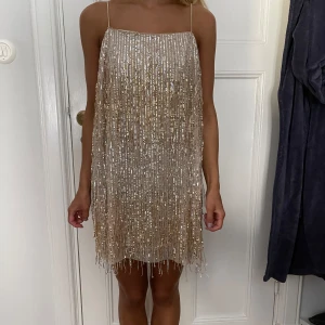 Glitterklänning - Glitterklänning från h&m i storlek M