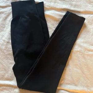 Ribbade träningstights - Oanvända träningstights. Ribbade.