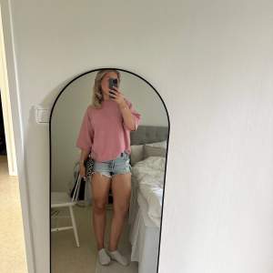 Säljer mina mid waist jeansshorts från zara som är i storlek 38, enbart använda ett fåtal gånger😇💘