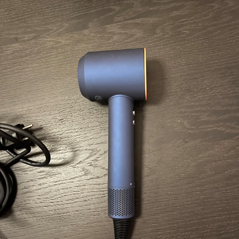 Säljer en Dyson Supersonic (HD08) hårtork i färgen blå och koppar. Den är i mycket bra skick och kommer med alla originaltillbehör inklusive olika munstycken och en hållare. Perfekt för att snabbt torka och styla håret med minimal värmeskada.  (nypris ca 5000kr). Skönhet.