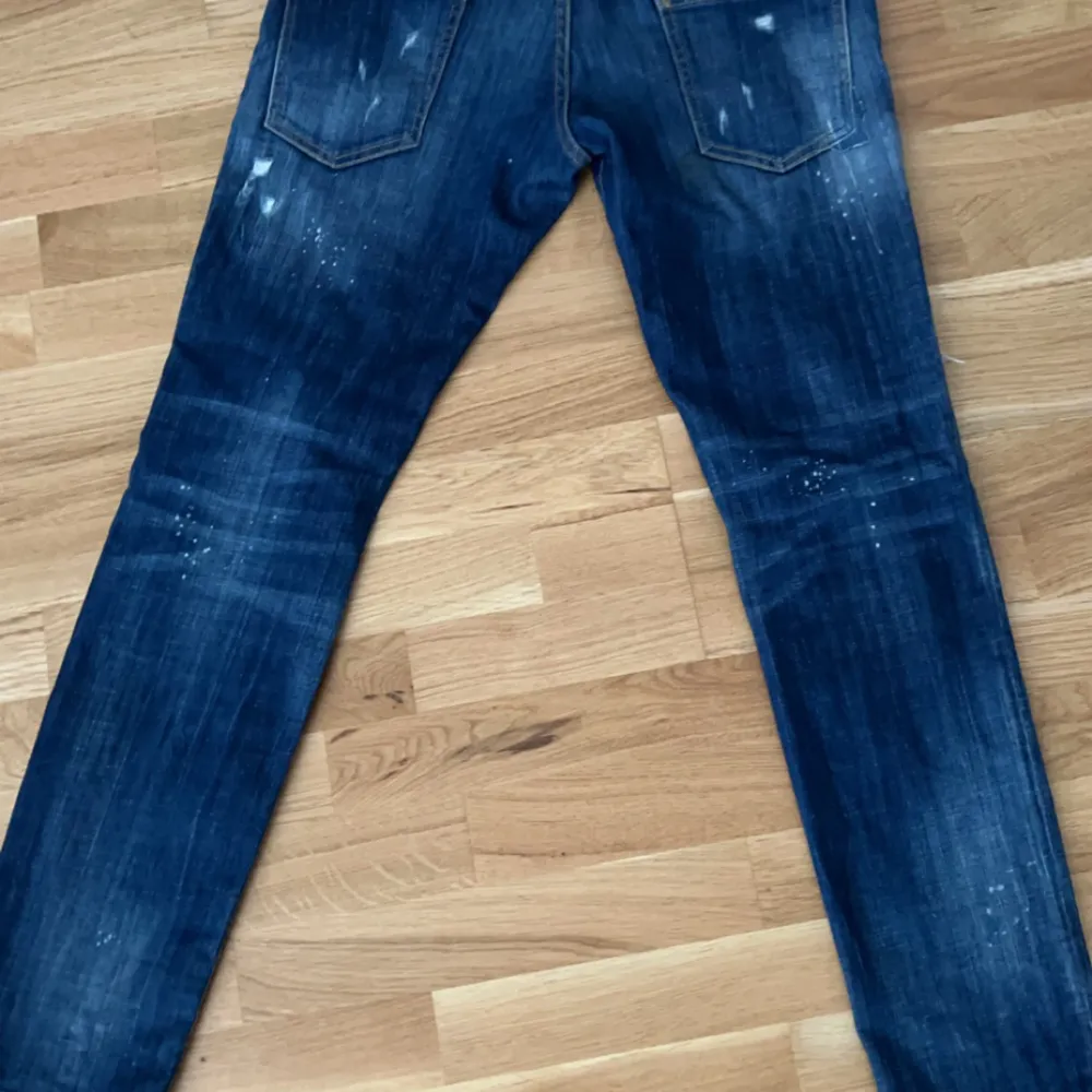 Säljer mina dsquared 2 jeans för dom blivit små på mig dom är äkta då jag köpt dom på en legit sida där man kan köpa liknande kläder kvitto finns från när jag köpte dom. Pris kan diskuteras. Storlek 50. . Jeans & Byxor.