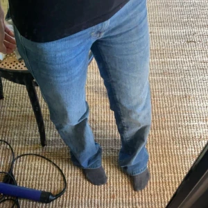 Low waist jeans  - Säljer dessa ursnygga low waist byxor, rensar garderoben därav lågt pris då jag vill att det ska säljas snabbt. Byxorna passar mig som är ca 160, min kompis som är 155 visar byxorna på bilden. Byxorna är andvända endast en gång, nyttskick! 🙈💓