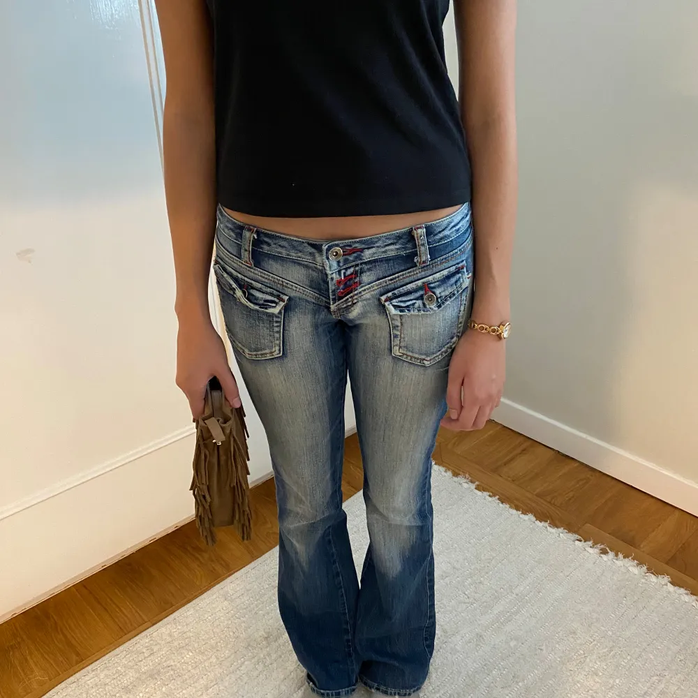 Unika detaljerade bootcut jeans köpta i new York, storlek 34❤️. Jeans & Byxor.