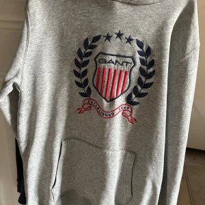 Gant Hoodie - Fin hoodie , perfekt till skolstart.  Storlek: 158/164 