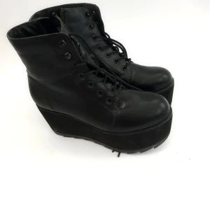 Svarta platforms - Lite slitna (se bild)