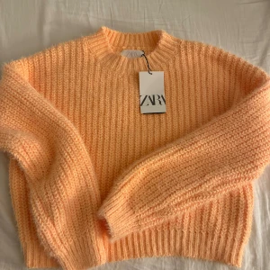 Stickad tröja zara - Slutsåld tröja från zara🤩Så fin färg som är jäätte fin på sommarkvällarna💕