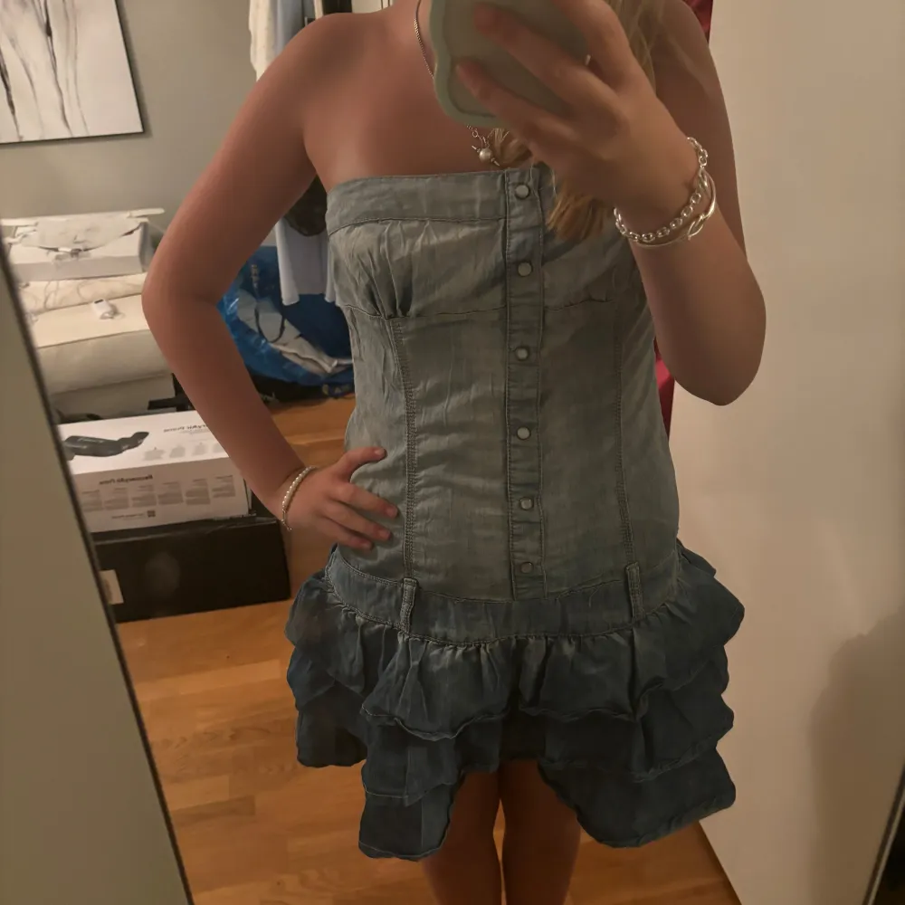 Jätte snygg jeansklänning med volanger.. Klänningar.