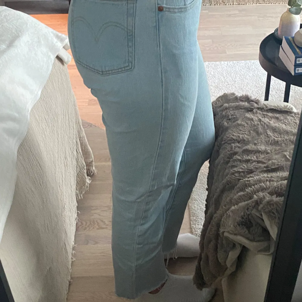 Säljer mina otroligt tidslösa 501:or! Ett par riktigt snygga jeans för alla tillfällen. Säljer pga att jag inte gillar längden för mina långa ben (jag är 178 cm). De är i exemplariskt skick och har inte använts särskilt mycket. Mid waist och knappar.. Jeans & Byxor.