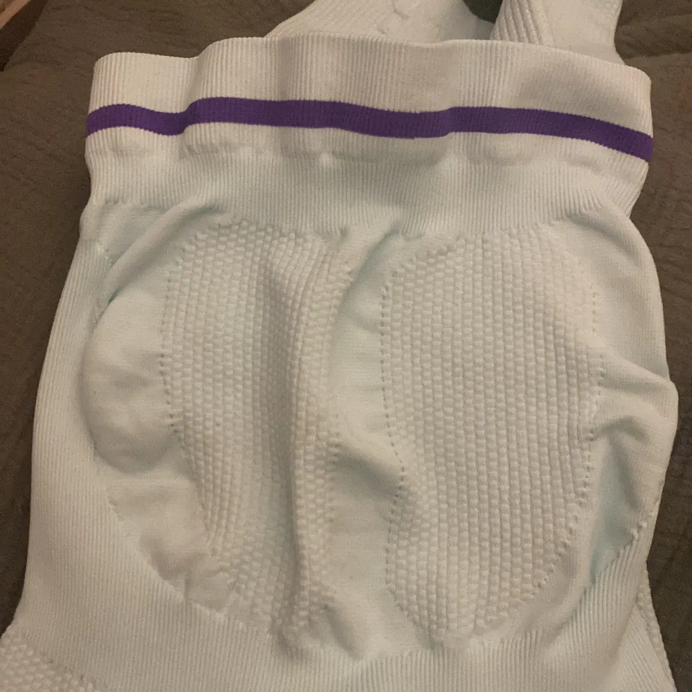 Säljer dess ”bublisar” som är väldigt tights tights. Hade ett år svarta innan som såldes fort och var omtyckta. . Farkut & Housut.