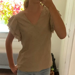 Sommar topp - Jättefin sommar topp/T-shirt med detaljer och puff ärmar!💓Köpt förra sommaren och endast använd några gånger💓skriv om du är intresserad 