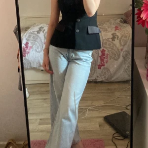 H&M jeans - Wide leg H&M jeans i ljusaste färg. Endast testade men sitter inte bra på mig. Passar bra på någon med korta ben. Hör av er för fler bilder eller frågor💕