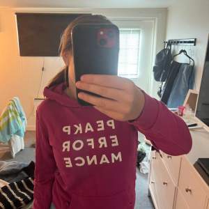 Säljer en rosa hoodie från Peak Performance. Den är i storlek xs/s och har en normal passform. säljer pga att den inte kommer till användning längre och för den blivit lite liten🙂