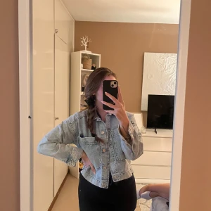 Jeans jacka  - Jeans jacka aldrig använd 