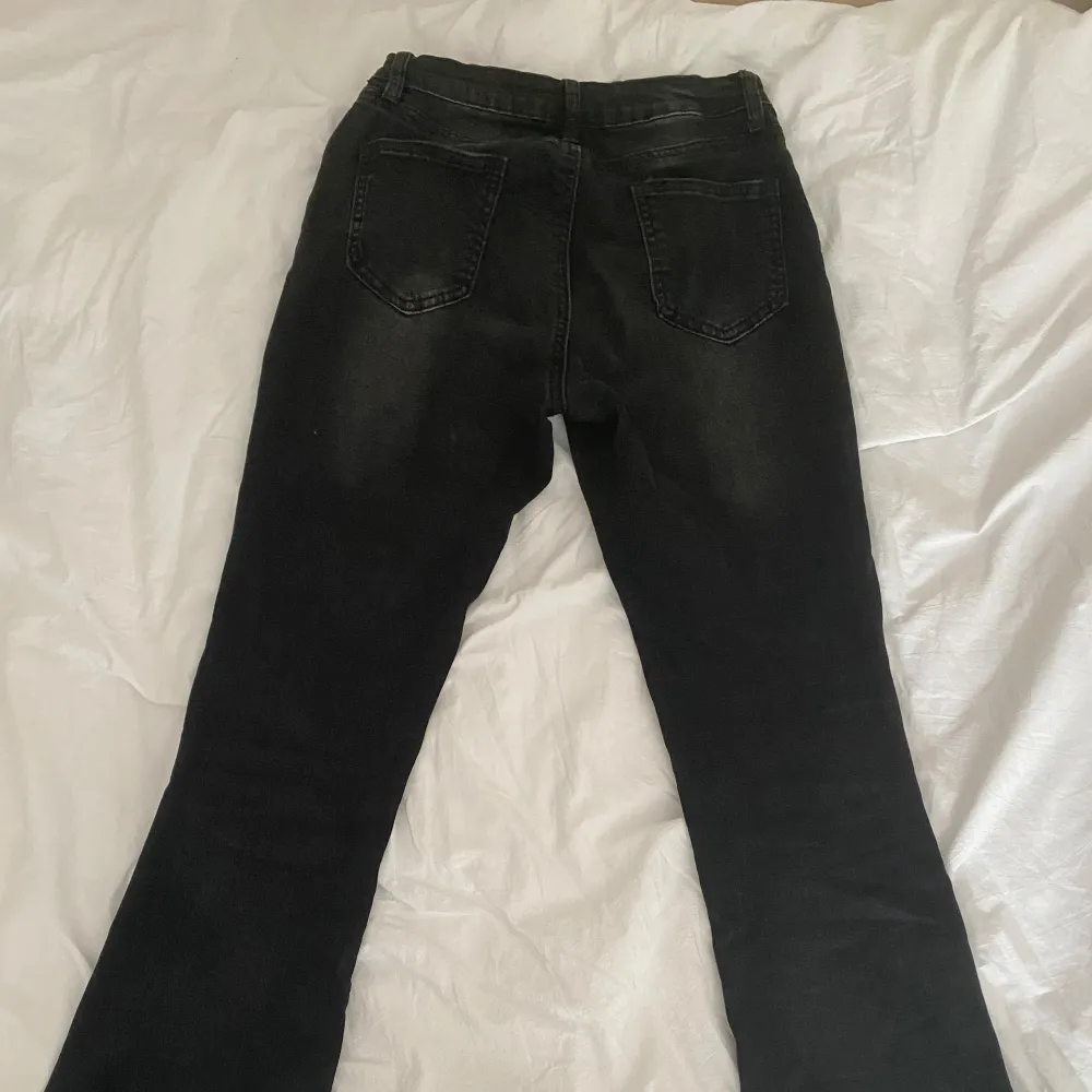 Säljer ett par svarta bootcut jeans. De är i bra skick och har en snygg passform. Perfekta för både vardag och fest!. Jeans & Byxor.