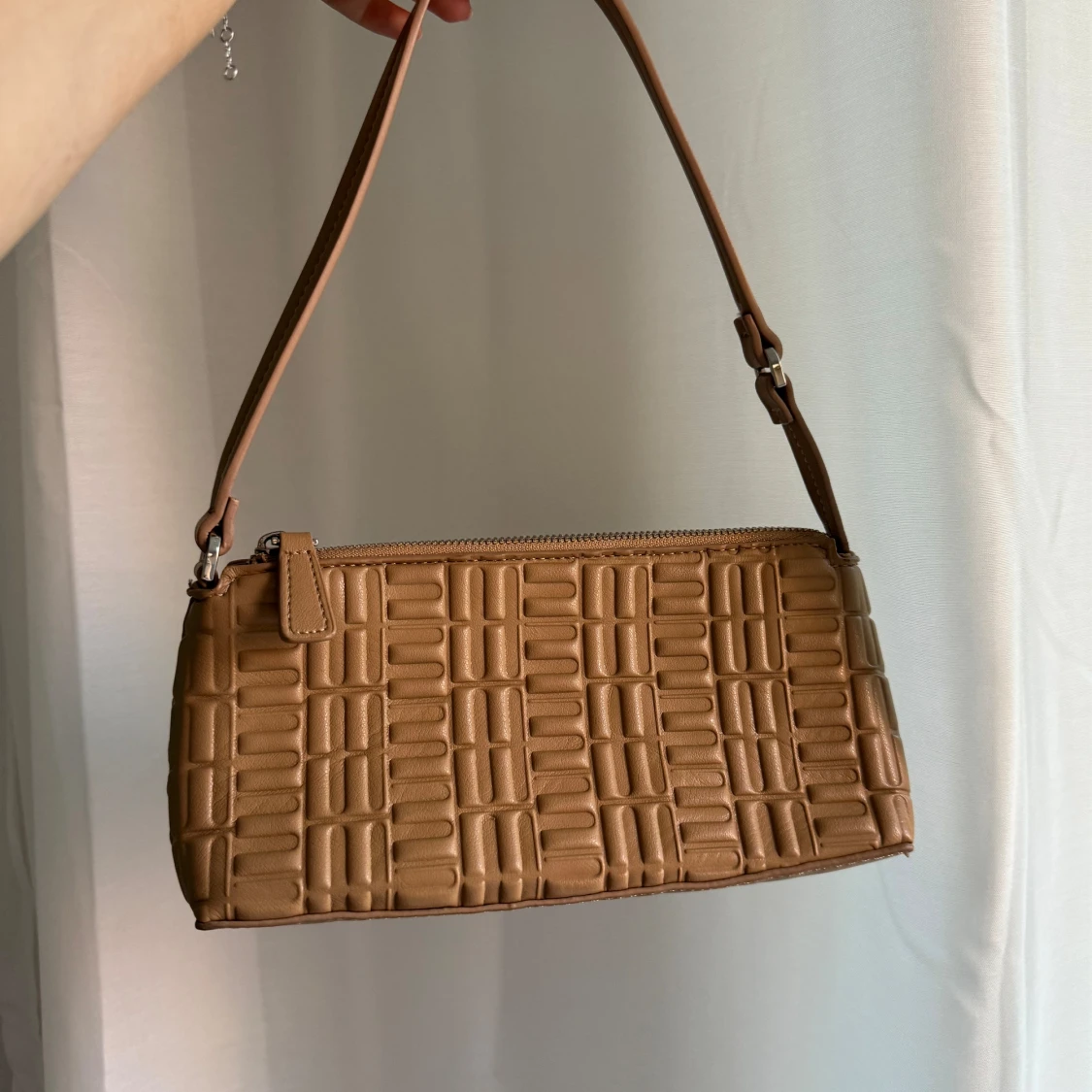 Beige quiltad handväska från Mango