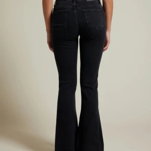 Lowwaist bootcut jeans  - Säljer dessa lowwaist bootcut jeans från bikbok💕 Fint skick, inga defekter☺️ Nypris 699 på hemsidan❣️ Waist:xs/ length:31 