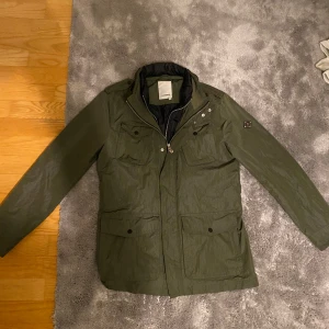 J LINDBERG FEILD JACKET - En riktigt schysst jacka från j lindberg. Inga synliga defekter eller skador på jackan. Skick 9/10
